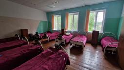Кирпичный одноэтажный жилой корпус, оснащенный 2-мя туалетными комнатами (с горячей водой) и комнатой для хранения дорожных сумок. В корпусе 4 палаты вместимостью до 10 человек. В холле располагается игровая комната (площадь около 100 кв.м), в которой имеются диваны, столы для рисования, телевизор и DVD.